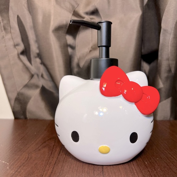 New Sanrio Hello Kitty Bath Soap Or Lotion Pump Dispenser Red Bow - Picture 1 of 1